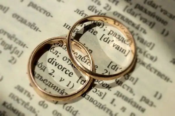 Image of rings removed before divorce mediation Loughborough